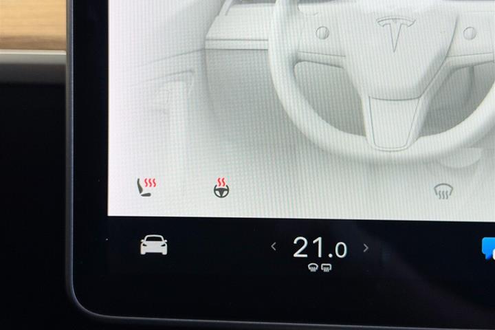 Grå Tesla Model 3 fra 2022