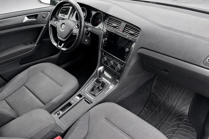 Grå VW Golf fra 2018