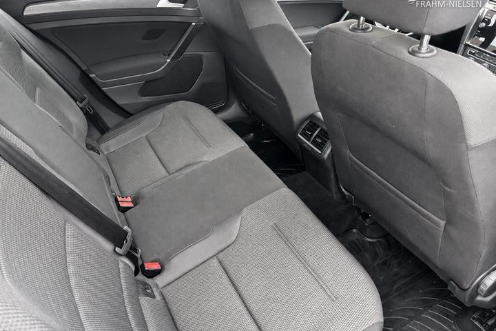 Grå VW Golf fra 2018