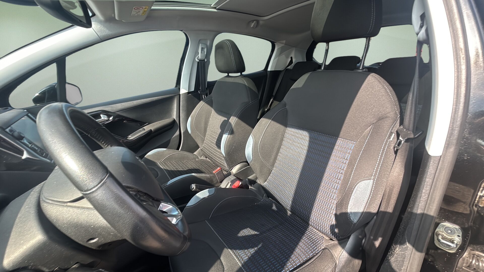 Sort Peugeot 208 fra 2015