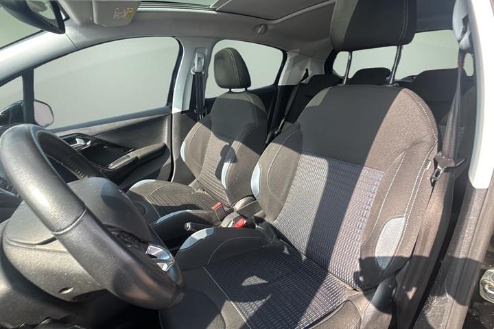 Sort Peugeot 208 fra 2015