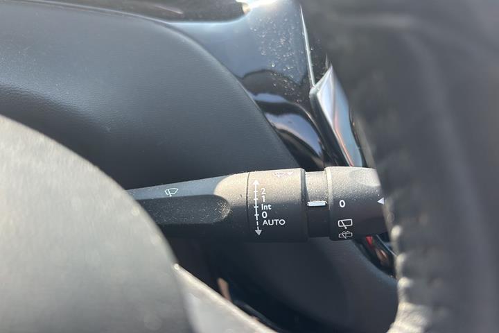 Sort Peugeot 208 fra 2015