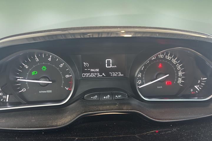Orange Peugeot 208 fra 2015