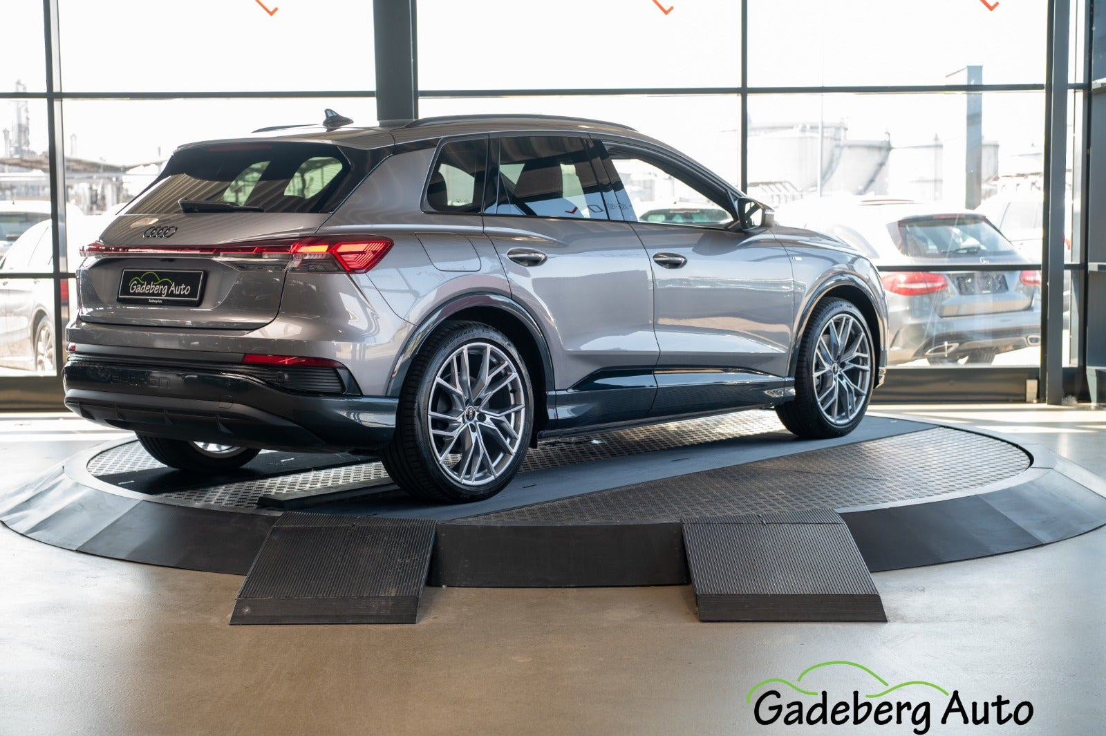 Grå Audi Q4 e-tron fra 2025