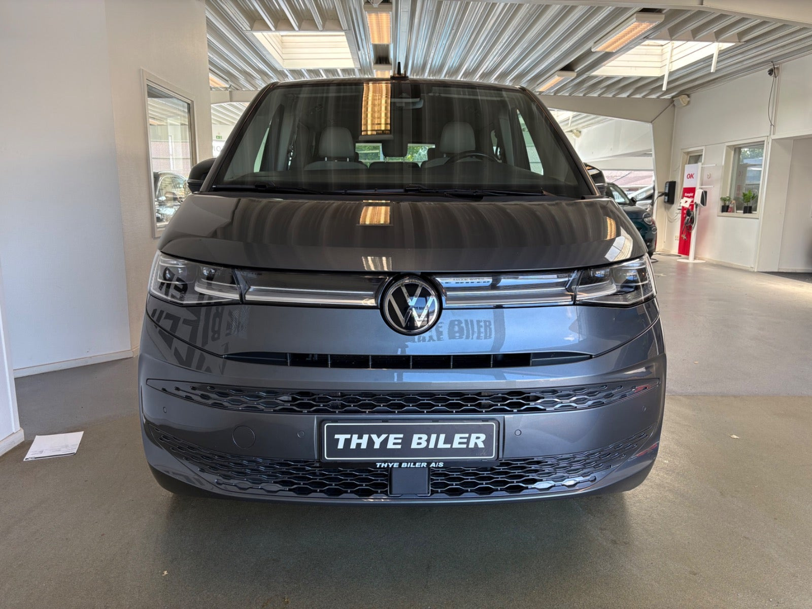 Grå VW Multivan fra 2024