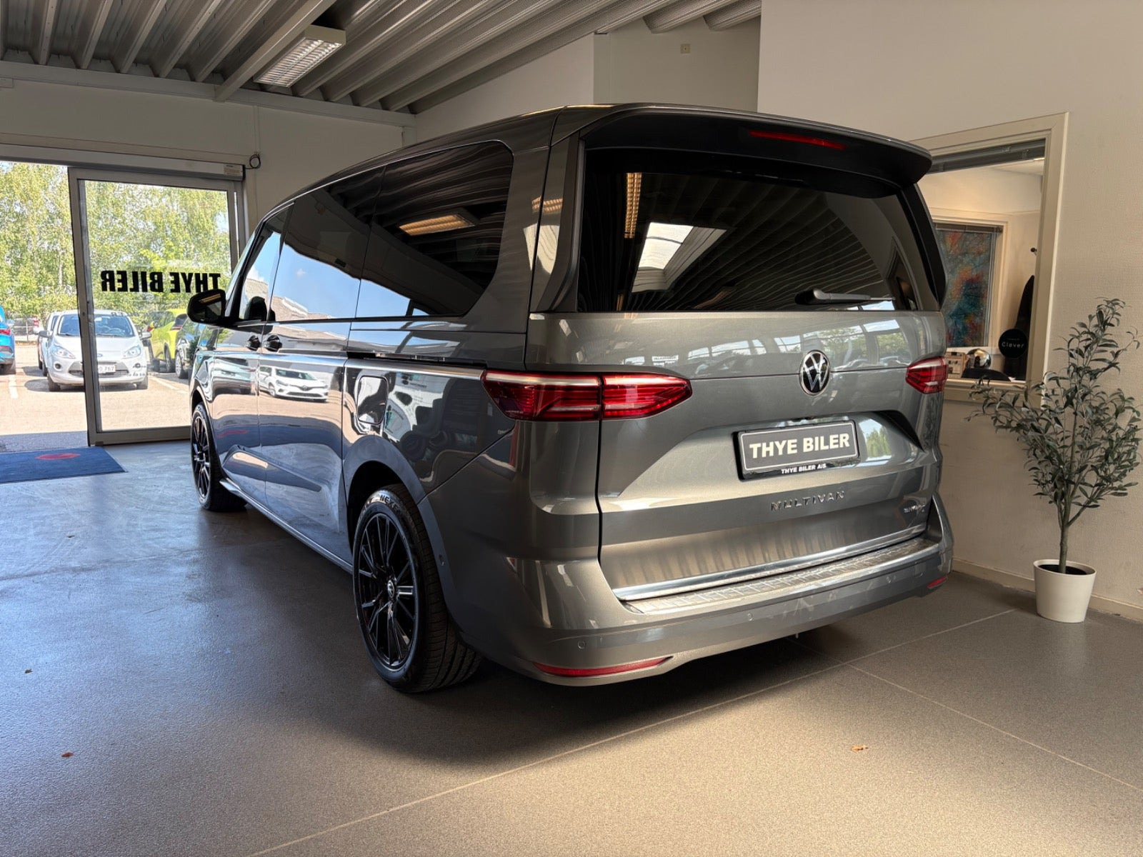 Grå VW Multivan fra 2024