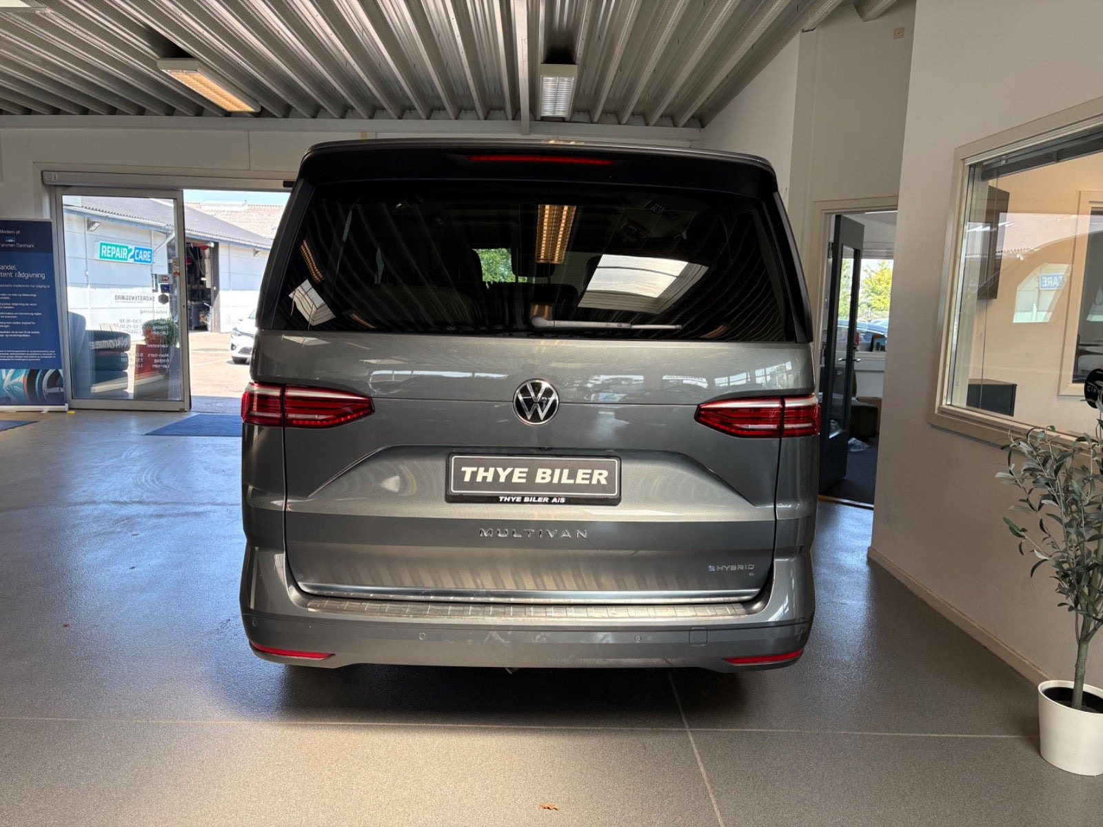 Grå VW Multivan fra 2024