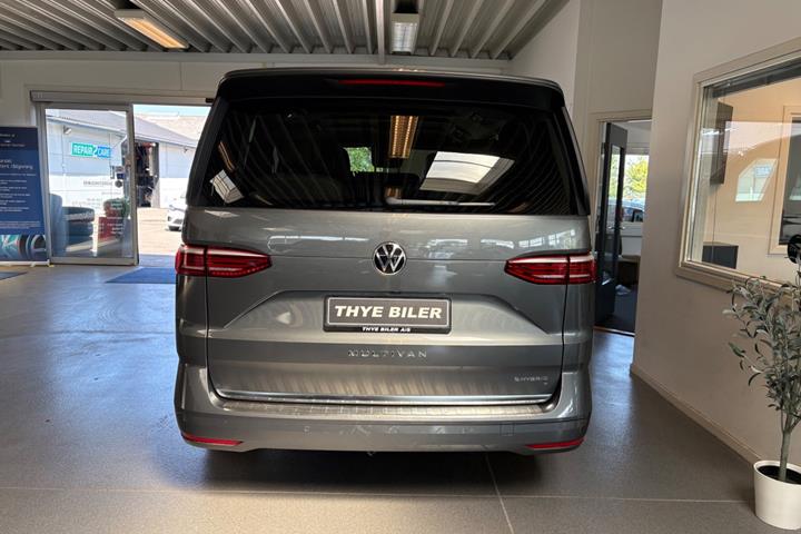 Grå VW Multivan fra 2024