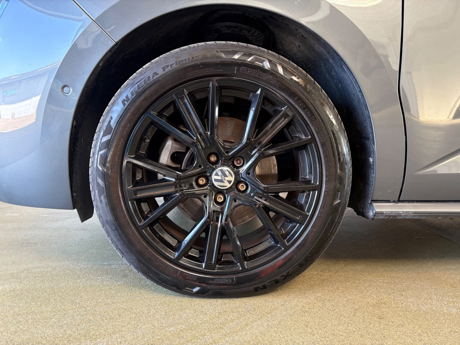 Grå VW Multivan fra 2024