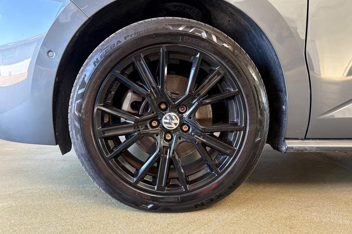 Grå VW Multivan fra 2024