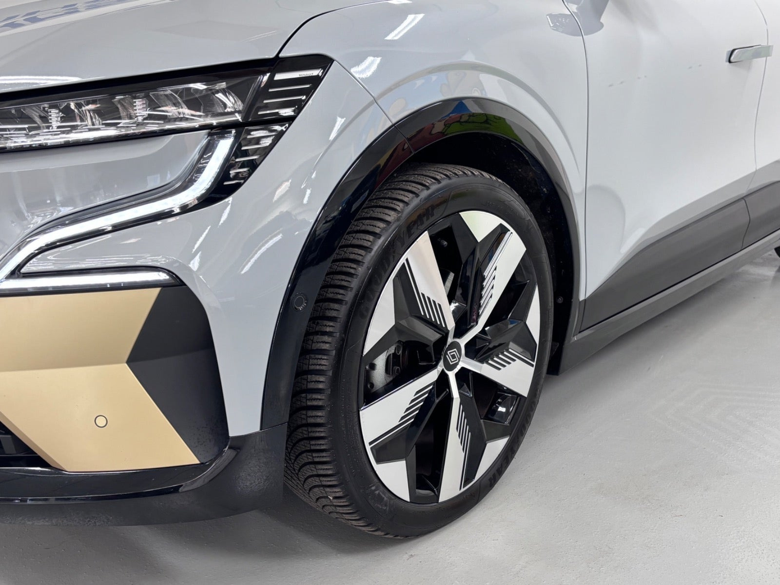 Grå Renault Megane E-Tech fra 2023
