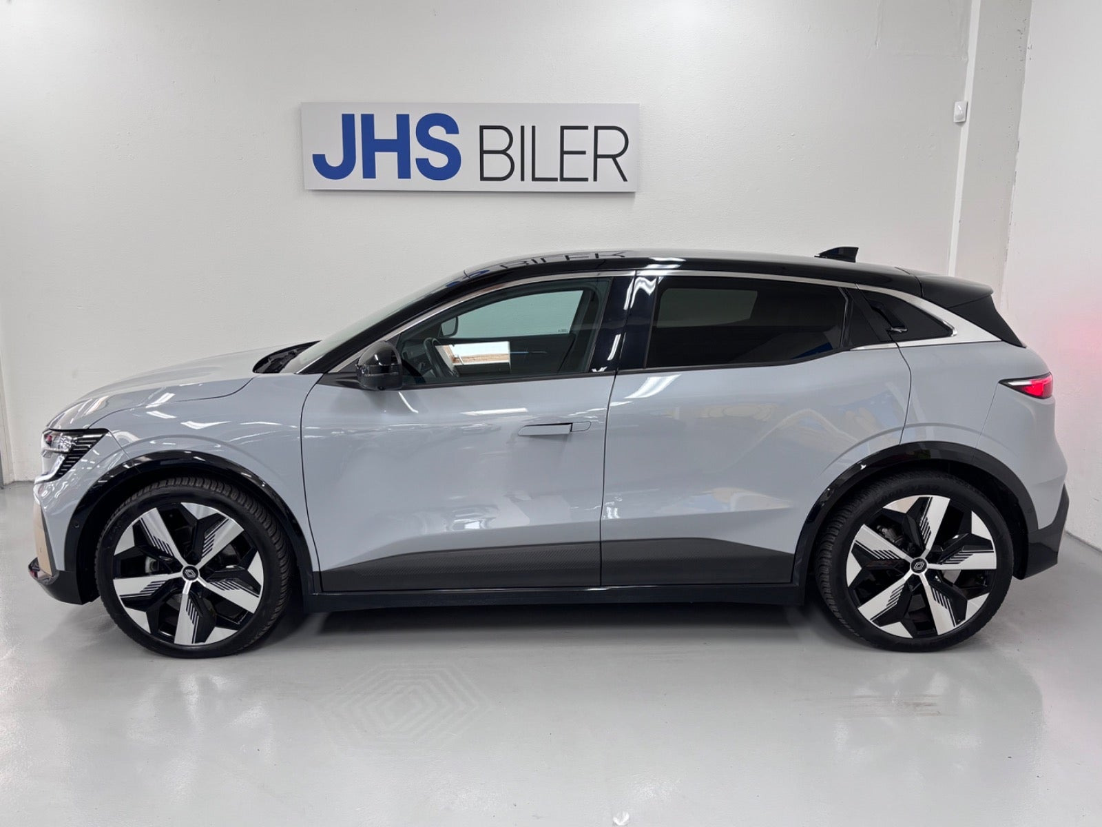 Grå Renault Megane E-Tech fra 2023