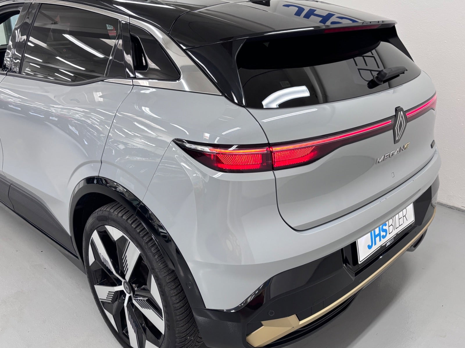 Grå Renault Megane E-Tech fra 2023