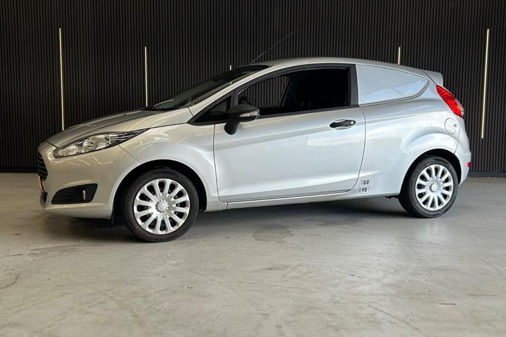Sølv Ford Fiesta fra 2015