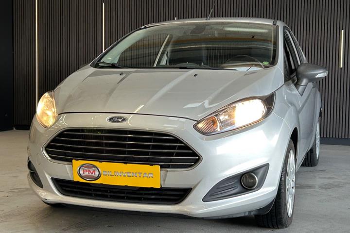 Sølv Ford Fiesta fra 2015