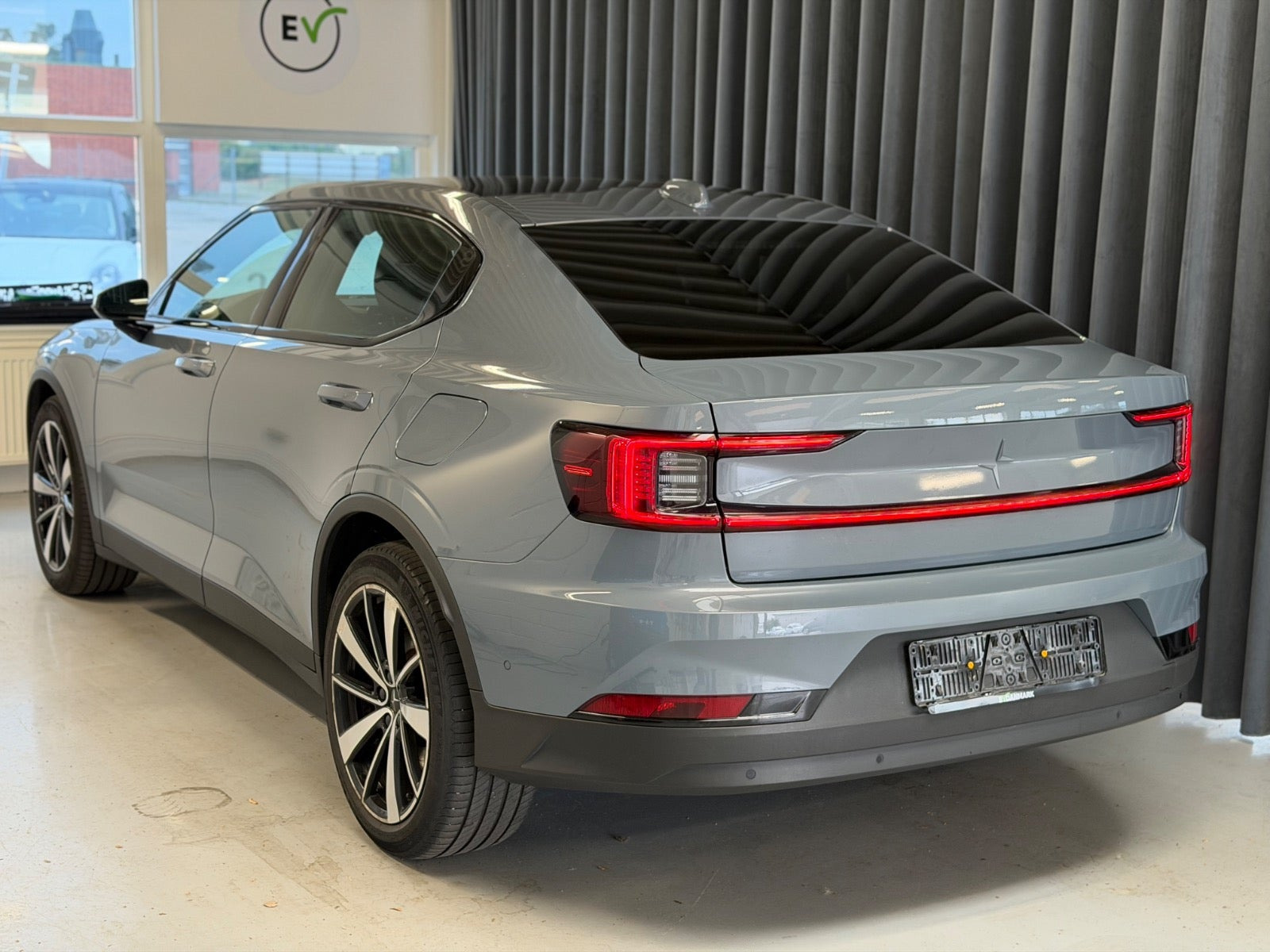 Grå Polestar 2 fra 2022