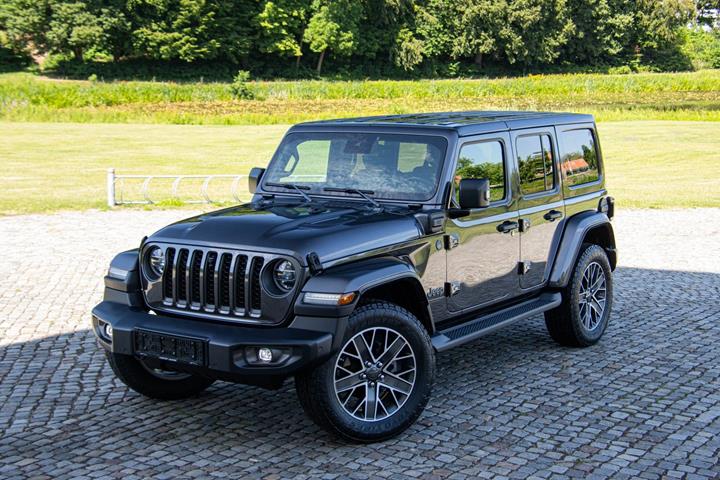 Grå Jeep Wrangler Unlimited fra 2021