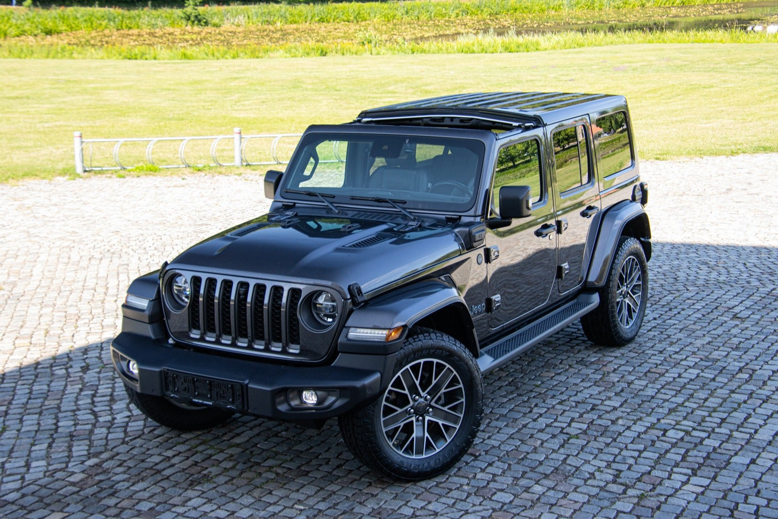 Grå Jeep Wrangler Unlimited fra 2021