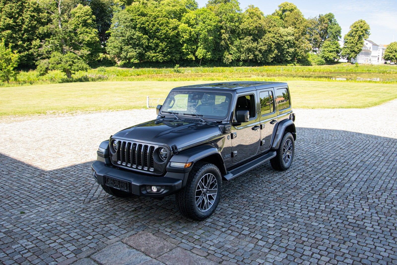 Grå Jeep Wrangler Unlimited fra 2021