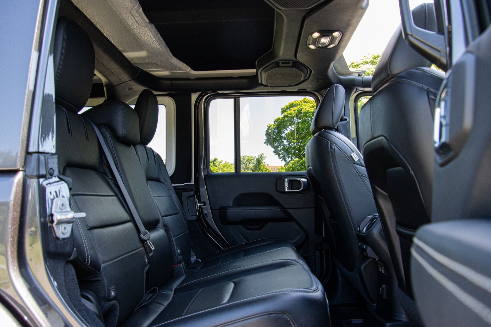 Grå Jeep Wrangler Unlimited fra 2021