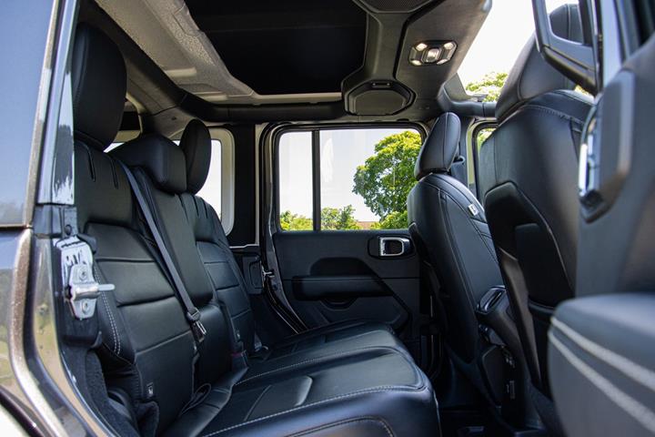 Grå Jeep Wrangler Unlimited fra 2021