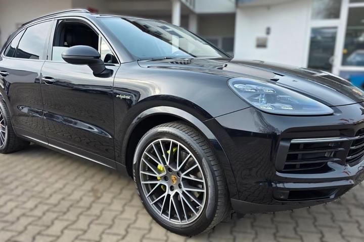 Sort Porsche Cayenne fra 2021