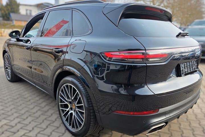 Sort Porsche Cayenne fra 2021
