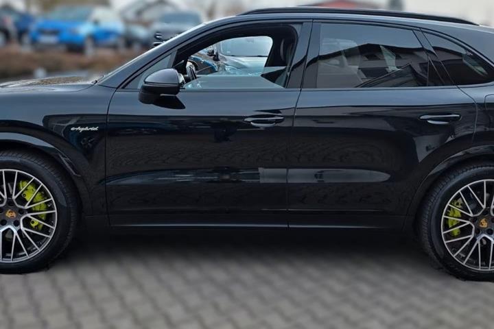Sort Porsche Cayenne fra 2021