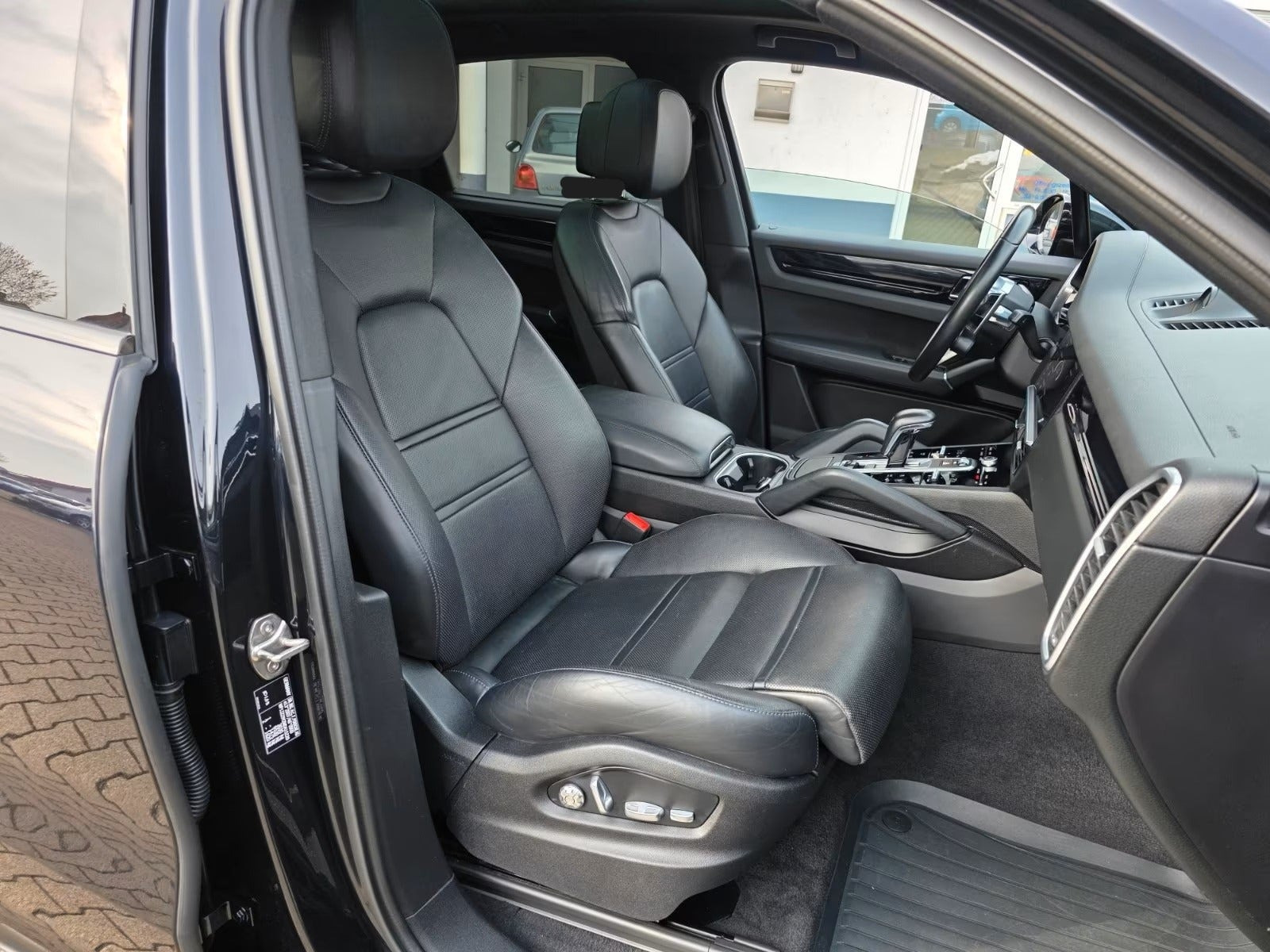 Sort Porsche Cayenne fra 2021