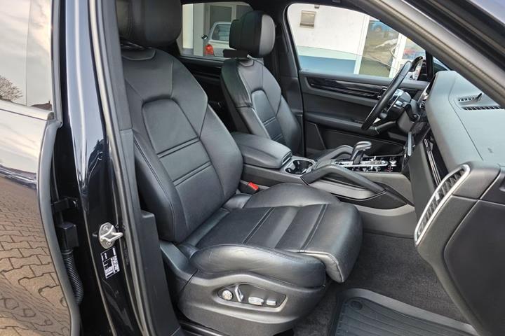 Sort Porsche Cayenne fra 2021