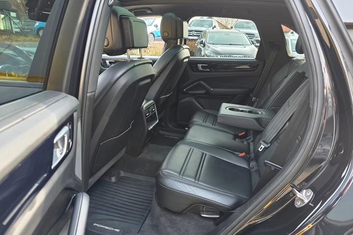 Sort Porsche Cayenne fra 2021