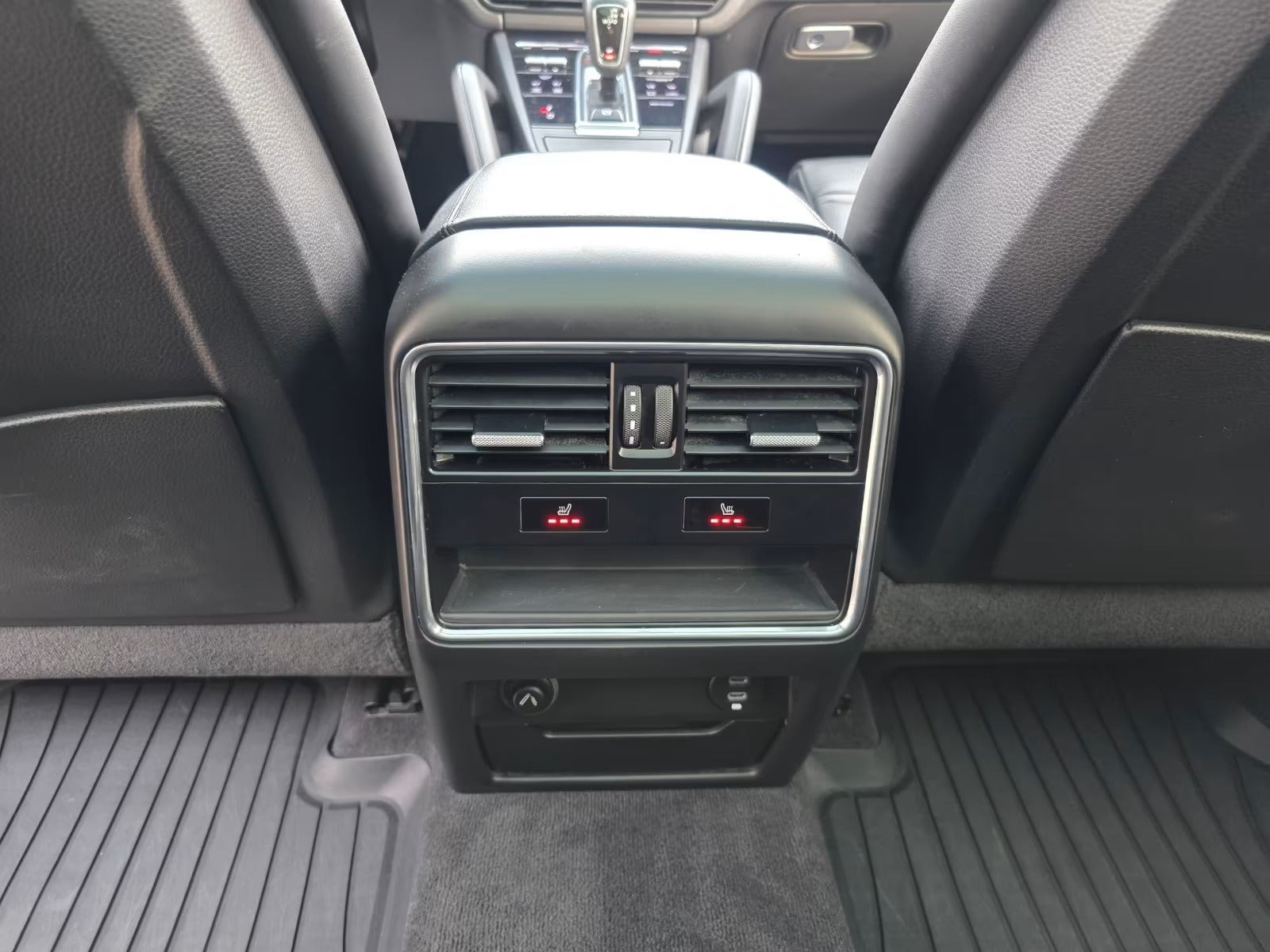 Sort Porsche Cayenne fra 2021
