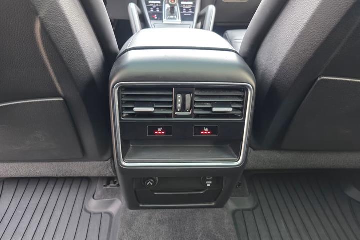 Sort Porsche Cayenne fra 2021