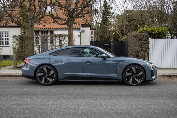 Grå Audi e-tron GT fra 2021