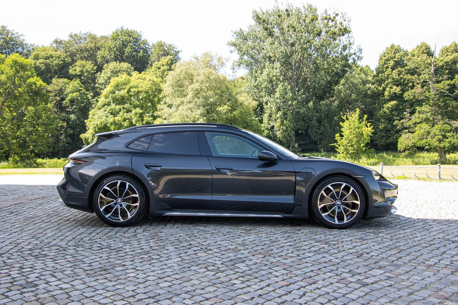 Grå Porsche Taycan 4 fra 2021