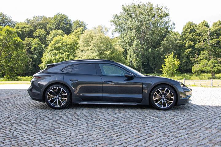 Grå Porsche Taycan 4 fra 2021