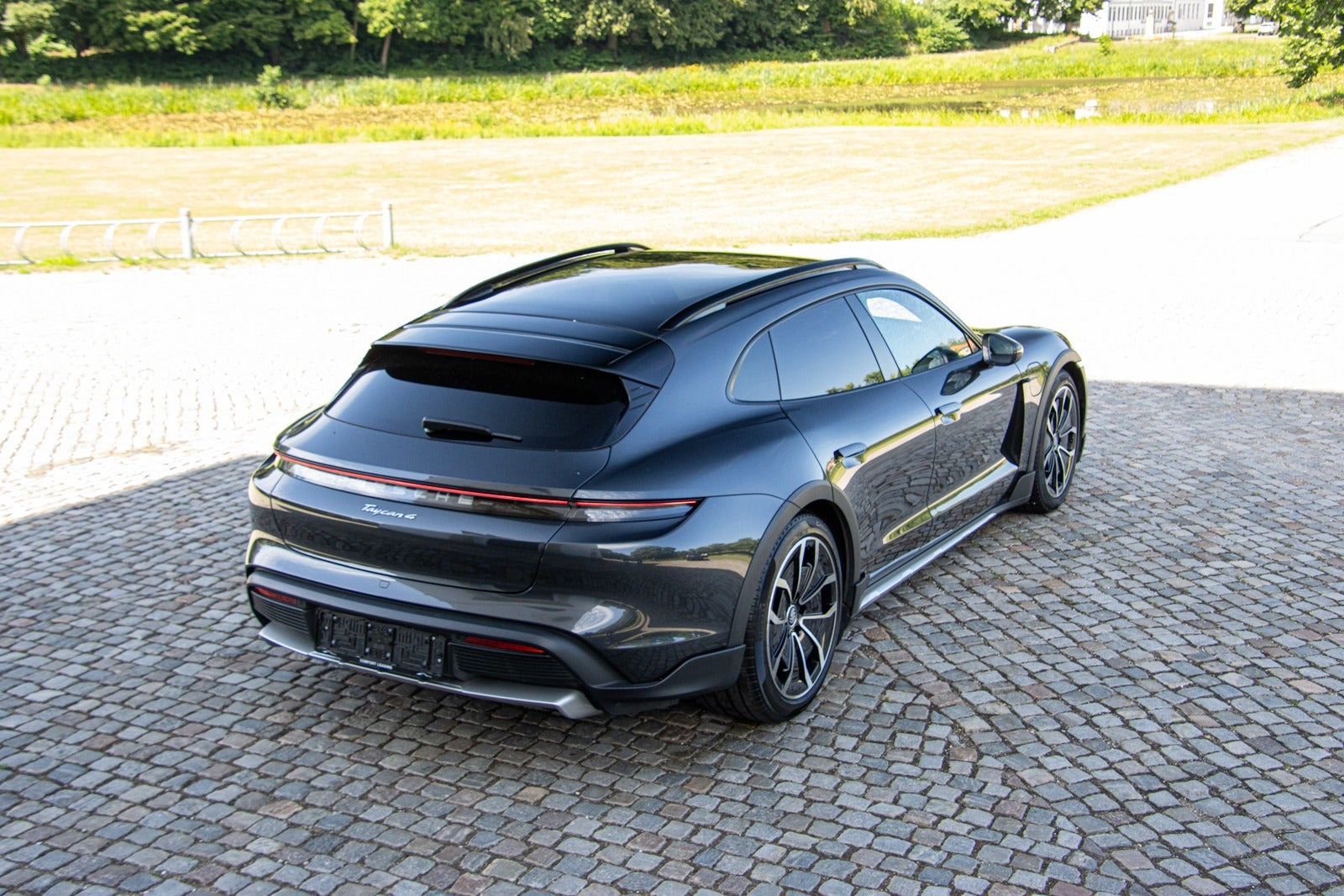 Grå Porsche Taycan 4 fra 2021