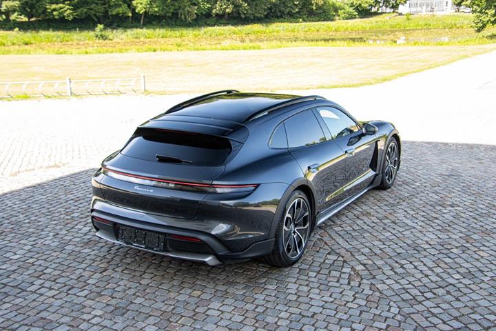 Grå Porsche Taycan 4 fra 2021
