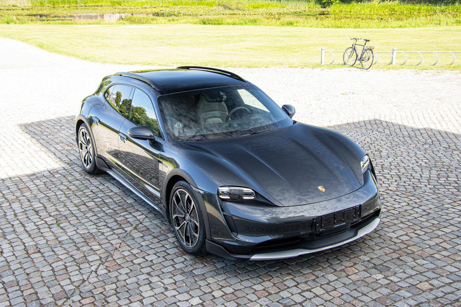 Grå Porsche Taycan 4 fra 2021