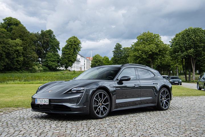 Grå Porsche Taycan fra 2023