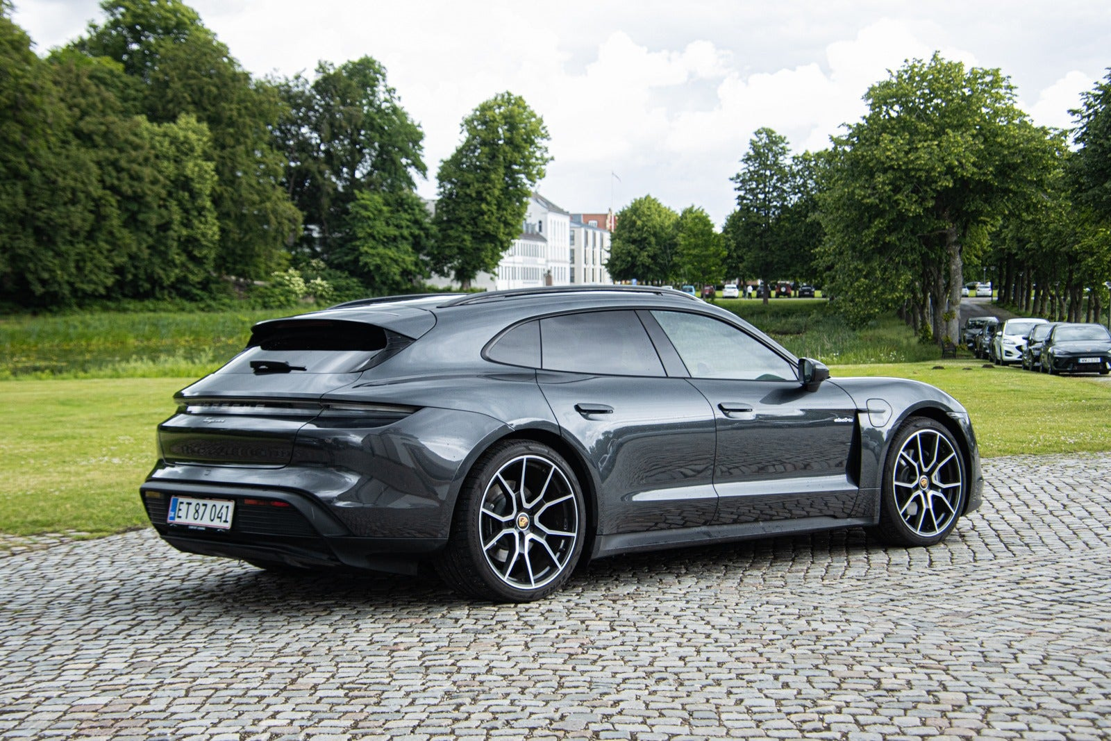Grå Porsche Taycan fra 2023