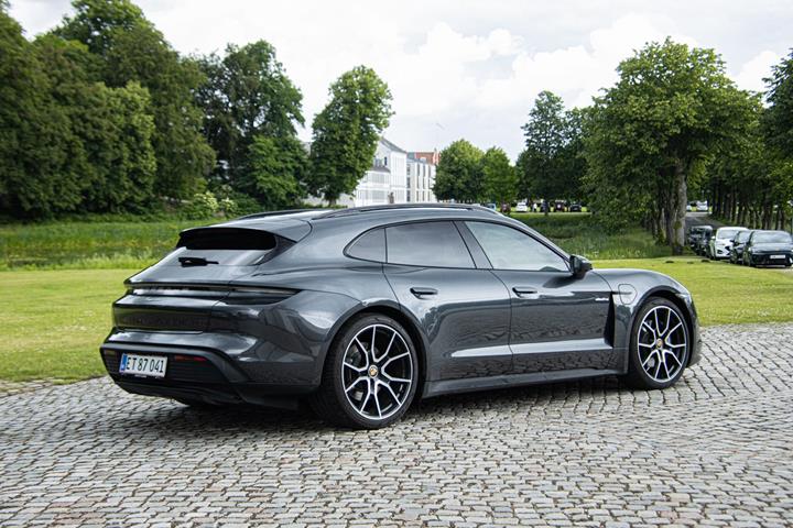 Grå Porsche Taycan fra 2023