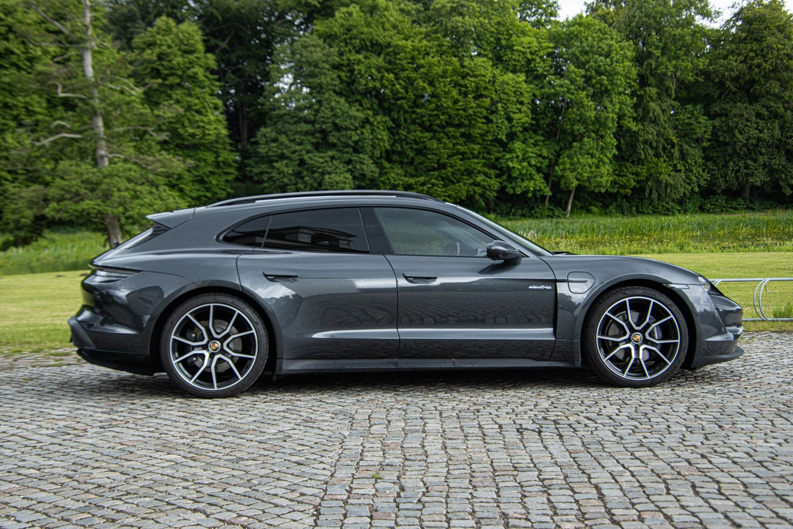 Grå Porsche Taycan fra 2023