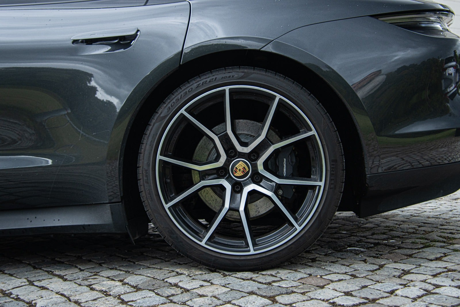 Grå Porsche Taycan fra 2023