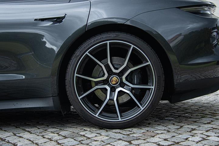 Grå Porsche Taycan fra 2023