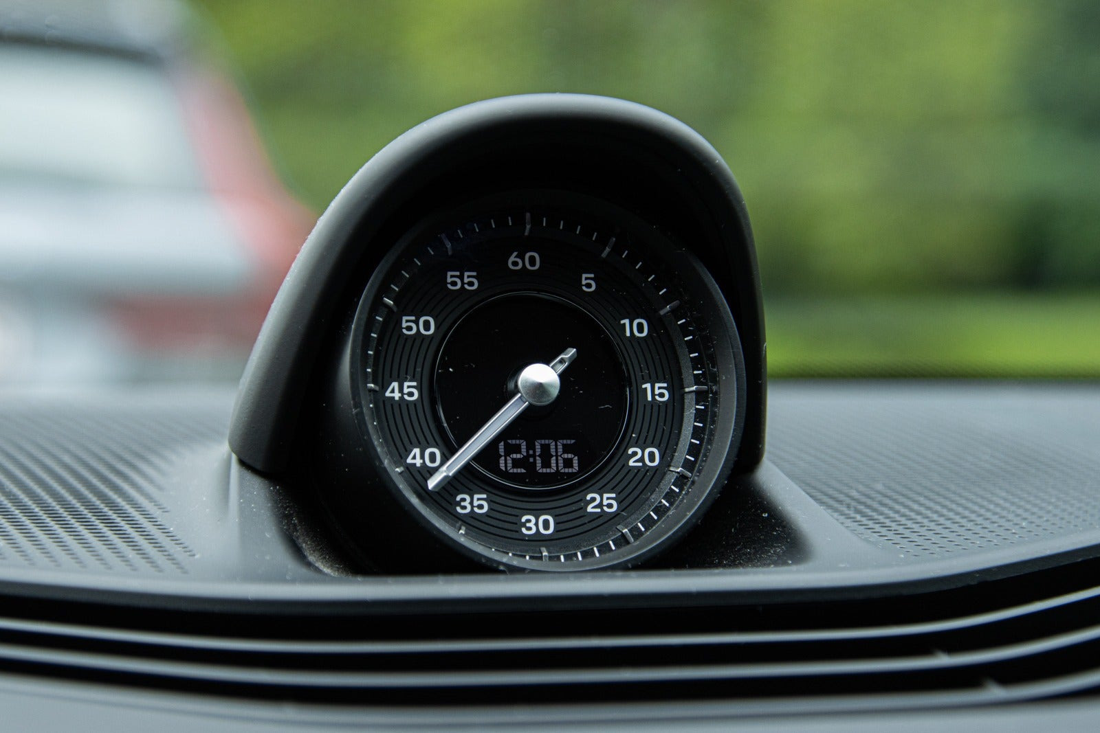 Grå Porsche Taycan fra 2023
