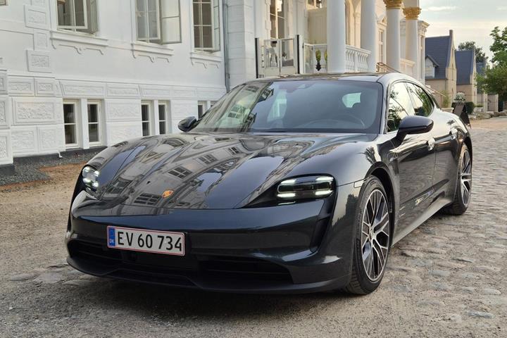 Grå Porsche Taycan fra 2023