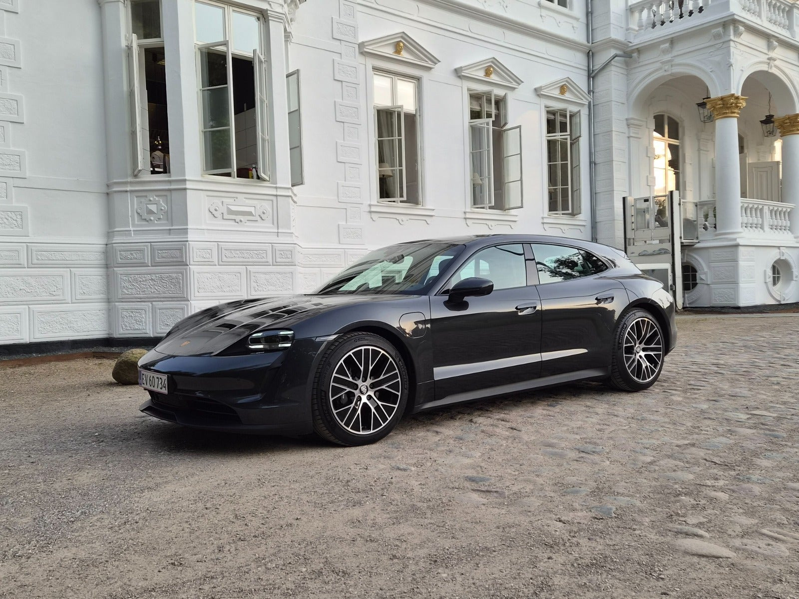 Grå Porsche Taycan fra 2023