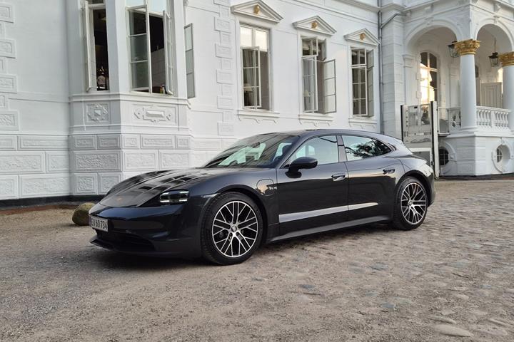 Grå Porsche Taycan fra 2023