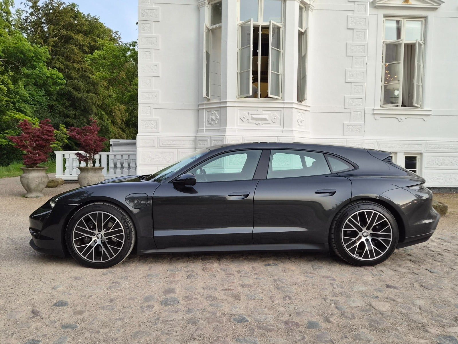 Grå Porsche Taycan fra 2023